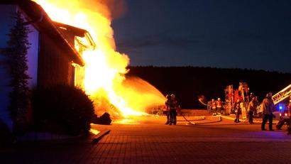Bild: hbe
Ein Bauernhof in Engelsdorf (Gemeinde Kümmersbruck) brennt am Sonntag, 17. Juli, lichterloh. Bei der Polizei gibt es jetzt erste Erkenntnisse zur Brandursache.