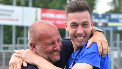 Bild: A. Schwarzmeier
Fabian Helleder (rechts) und SpVgg-SV-Vorsitzender Michael Kurz liegen sich nach dem Bayernliga-Aufstieg in den Armen. Der Jubel ist verhallt, Helleder schließt sich kurzfristig der DJK Ammerthal an.