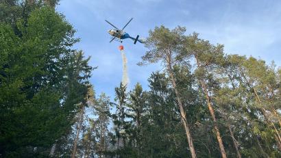 Bild: egl
Aus der Luft musste das Feuer am Montag, 18. Juli, in Freudenberg per Hubschrauber bekämpft werden.