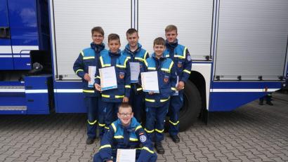 Bild: bge
Elia Schön, Josef Berger, Sebastian Raab, Samuel Fuchs, Lukas Raab (von links) und sitzend Simon Balk Simon haben die kniffelige Bronzeprüfung bestanden.