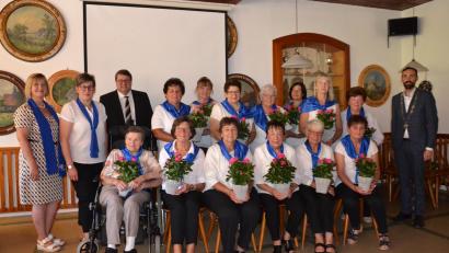 Bild: gi
Der Katholische Frauenbund Etzgersrieth ehrt seine Gründungsmitglieder für 30 Jahre Treue mit Rosenstöcken. Dazu gratulieren Diözesan-Vorsitzende Martha Bauer, Vorsitzende Lisa Ach, Geistlicher Beirat Pfarrer Udo Klösel (von links) sowie Bürgermeister Armin Bulenda (rechts).