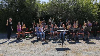 Bild: exb
Beim gemeinsamen Zeltlager in Griesbach konnten die Nachwuchsmusiker der Großkonreuther Jugendblasmusik nicht nur ein spannendes Freizeitprogramm erleben, sondern auch einige neue Musikstücke lernen. Mit im Bild: Dirigentin Theresa Bäuml (links).