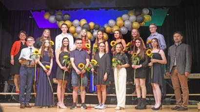 Bild: Gabi Schönberger
Schulleiterin Irene Sebald (links) und Konrektor Ramon Gomez-Islinger (rechts) gratulieren den besten Schülern und Schülerinnen der Lobkowitz Realschule in Neustadt/WN. Von links nach rechts (oben): Helena Scherm, Lukas Ott, Marie Denz, Anna Bruischütz, Sophie Adam, Hannah Wick, Sebastian Adam. Von links nach rechts (unten): Louis Schaller, Annalena Schießl, Sophie Magerl, Elias Prechtl, Ida Rosenschon, Theresa Hetz, Abigail Probst, Rebecca Haubner.