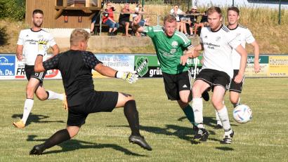 Bild: gb
Der Plößberger Philipp Müller (grünes Trikot) kann diese Chance gegen die Übermacht von vier Reuther Spieler nicht nutzen.