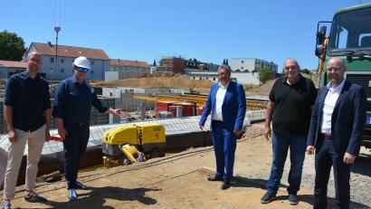 Bild: jr
Seit einiger Zeit laufen die Bauarbeiten am künftigen Mehrgenerationenquartier „Zanklgarten“ in Mitterteich. Über den aktuellen Stand des Projekts informierten bei der offiziellen Grundsteinlegung (von links) Diplom-Ingenieur Axel Weidner, Bürgermeister Stefan Grillmeier, Oliver Ludwig, Bereichsleiter Bauen und Wohnen bei der Volksbank Raiffeisenbank Nordoberpfalz, Investor und Bauherr Werner Lanz sowie Thomas Bäuml, Firmenkundenberater für Bauträger bei der Volksbank Raiffeisenbank Nordoberpfalz.
