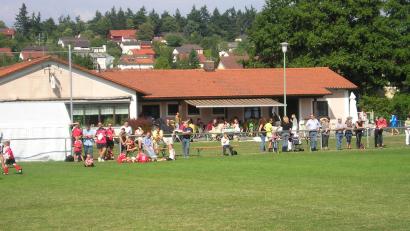 Bild: she
Der FC Wernberg ist stolz auf seine Sportanlage und das in Eigenregie gebaut Sportheim.