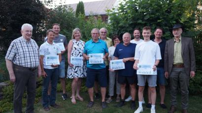 Bild: wel
Der Vorsitzende des Kuratoriums zur Sportförderung, Karlheinz Stoppa (links) , Hildegard Grieb (Siebte von links) und Dritter Bürgermeister Günter Gilch (rechts) freuen sich, dass sieben Vereine und Benno Teplitzky (Dritter von rechts) mit Geldmitteln bedacht werden konnten.