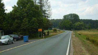 Bild: bjp
Übersichtlicher Verlauf und nur eine leichte Kurve: Da überkommt manchem Möchtegern-Hamilton ein Rallye-Feeling. Ein Fußgänger- und Radweg gäbe den schwächeren Verkehrsteilnehmern mehr Sicherheit, doch müssen die Gemeindeverantwortlichen herausfinden, wie dies zu erreichen sein könnte.