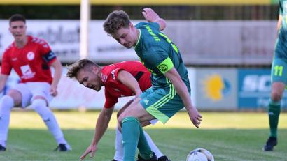 Bild: Sportfoto Zink/Melanie Zink
Der SV Mitterteich eilt in der Landesliga Nordost derzeit von Sieg zu Sieg. In dieser Szene behauptet sich Kapitän Sebastian Bilz (rechts) gegen Alexander Stark vom SV Seligenporten.