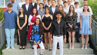 Bild: adj
Die Abschlussklasse der Mittelschule Altenstadt Mit Klassenlehrer Sebastian Mühlhofer (Dritte Reihe, links) und den Schulbesten Amelie Bäumler (Zweite Reihe, rechts), Moritz Fehr (hinten, rechts) und Lukas Platzer (Dritte Reihe, Zweite von rechts).