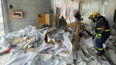 Bild: Werner/exb
Durch die Sprengung der beiden Geldautomaten in der Geschäftstelle der VR-Bank Mittlere Oberpfalz auf dem Marktplatz in Wernberg-Köblitz wurde die komplette Bankfiliale zerstört.