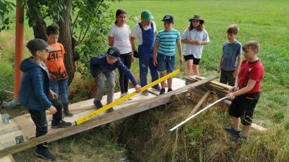 Bild: Grundschule Konnersreuth/exb
Die Konnersreuther Viertklässler haben in einer Projektwoche zum Thema "Alltagskompetenz und Lebensökonomie"" eine Brücke über einen Bach gebaut.