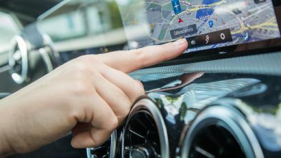 Bild: Christin Klose/dpa
Gibt es automatische Updates oder sollte man sein Navi selbst via SD-Karte oder USB-Stick aktualisieren? Vor der großen Fahrt ist genau der richtige Zeitpunkt, um diese Frage zu klären.