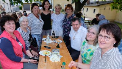 Bild: le
Ein dickes Lob von allen Frauen durften auch die Ukrainerinnen für die Zubereitung von herzhaften und süßen Spezialitäten aus ihrem Land beim Sommerfest der beiden Frauenbünde im Pfarrer-Jakob-Raß-Zentrum entgegennehmen.