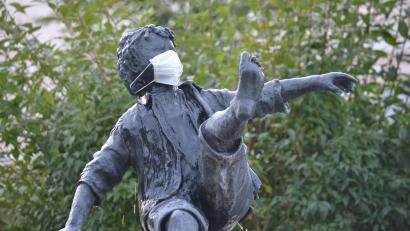 Archivbild: Benkhardt
Das RKI empfiehlt angesichts der steigenden Zahlen, im Alltag wieder Masken zu tragen. Auf dem Bild hat ein Scherzbold auch dem Schulschwänzer auf dem Brunnen vor der Erbendorfer Schule eine Maske verpasst.