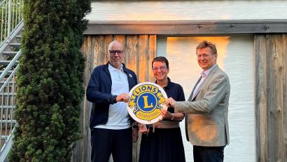Bild: Stefan Kunnert/exb
Petra Helgert erhält von Past-Präsident Udo Zrenner und 2. Vizepräsident Reinhold Witt die Lions-Club-Präsidentschaft.