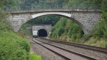 Archivbild: bkr
Ein Tunnel und eine Brücke an der Bahnlinie in der Nähe von Kulmain. Wegen der Elektrifizierung und der dadurch nötigen Baumaßnahmen hatte es in den Gemeinden an der Bahnstrecke teils hitzige Diskussionen gegeben. Gut möglich, dass sich dies alles nun erledigt hat.