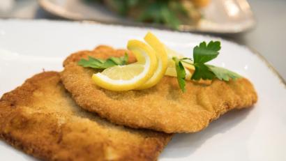 Symbolbild: Christin Klose/dpa
Paniertes Schweineschnitzel mit Rahmkartoffeln zählt neben Spaghetti Bolognese zu den beliebtesten Gerichten aus der Klinikums-Küche in Weiden.