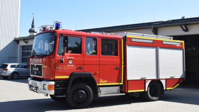 Bild: bnr
Das Tanklöschfahrzeug 16/25 ( im Bild) der Feuerwehr Schwarzenfeld wird nach 25 Einsatzjahren ausgemustert und durch ein Löschgruppenfahrzeug 20 ersetzt.