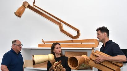 Bild: Stephan Huber
Robert Vogel (rechts), der Erfinder des Vogelhorns, übergibt die neueste Version seines Alphorns, das in einen Rucksack passt, im Luftmuseum an dessen Leiter Wilhelm Koch (links) und Geschäftsführerin Johanna Foitzik.