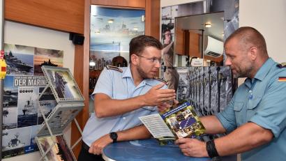 Bild: Stephan Huber
Ein Heeres- und ein Marinesoldat vom Karriereberatungsbüro der Bundeswehr in Weiden unterhalten sich in einem Infostand in Sulzbach-Rosenberg. Die Soldaten wollten Aufmerksamkeit für die Truppe als Arbeitgeber erzeugen - mit, zugegen, mäßigem Erfolg.