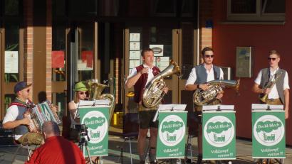 Bild: fjo
Zur Musik von "Bockl-Blech" gibt es unter der Leitung von Philipp Bauriedl (links) auch Gesang.