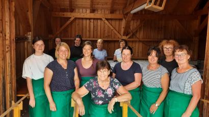 Bild: OGV Angfeld/exb
Alle OGVler packen in Angfeld mit an, um Gästen Pizza und Zwiebelkuchen zu servieren.