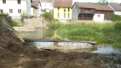 Bild: mad
Schnell war das alte, marode Brückenteil abgebrochen.