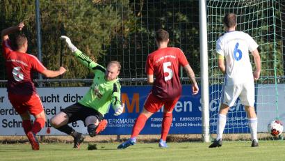 Bild: Andreas Brückmann
Zum Auftakt der Kreisliga kam es zum Derby zwischen Schnaittenbach (in Weiß) und Hirschau. Das erste Tor der Saison erzielten dabei die Schnaittenbacher durch ihre Nummer 10 Niko Becker., hier nicht am Bild dafür die geschlagene Abwehr der Hirschauer.