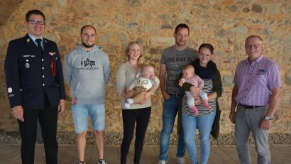 Bild: jr
Bürgermeister Max Bindl (rechts) hatte zum halbjährlichen Neugeborenenempfang eingeladen. Mit im Bild (von links) Philipp Sölch, Zweiter Kommandant der Feuerwehr Konnersreuth, Jugendbeauftragter Manuel Ernst, Bianca Bauer mit Sohn Yannis sowie Alexander und Tamara Bauer mit Tochter Leni.