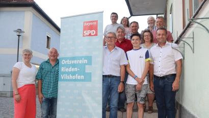 Bild: mrr
Der SPD-Ortsverein Rieden-Vilshofen hat gewählt. Das Bild zeigt den Vorstand sowie die Gäste der Kreis-SPD.