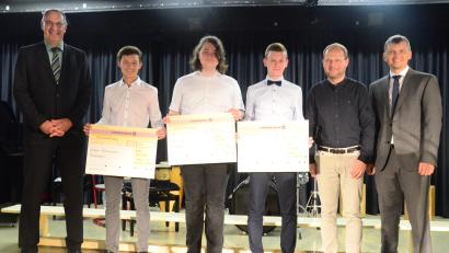 Bild: Kunz
Sie freuen sich über den Förderpreis der Hans-Scholl-Realschule: (von links) Schulleiter Michael Meier, Luka Zimmermann, Robin Weiß, Malte Heuer, Fördervereinsvorsitzender Martin Stich und Konrektor Christopher Kick.