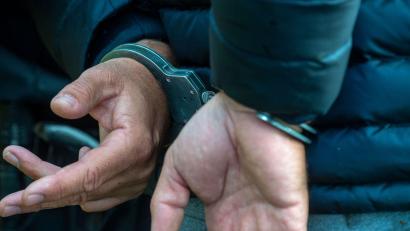 Symbolbild: Stefan Sauer/dpa
Nach dem rassistischen Angriff auf einen Stadtrat in Bayreuth sitzt nun ein Mann in Untersuchungshaft.