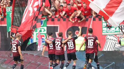 Bild: Daniel Karmann/dpa
Der Nürnberger Manuel Wintzheimer (Zweiter von rechts) jubelt mit seinen Kollegen und den Fans über seinen Treffer zum 2:0.