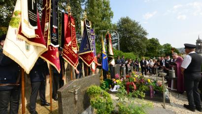 Bild: bey
Nach der Eucharistiefeier in der Stadtpfarrkirche wurde die Urne Willi Hartungs im Familiengrab auf dem Pleysteiner Friedhof beigesetzt.