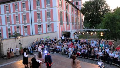Bild: do
Große Kulisse in Speinshart bei der Komödie "Schikaneder", die vom Landestheater Oberpfalz im großen Klosterhof aufgeführt wurde