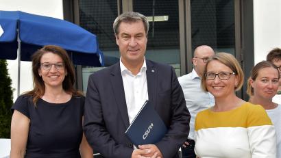 Bild: Helmut Sturm
Die Bundestagsabgeordneten Martina Englhardt-Kopf (links) und Susanne Hierl (rechts) mit Markus Söder auf dem Bezirksparteitag der CSU in Neumarkt.