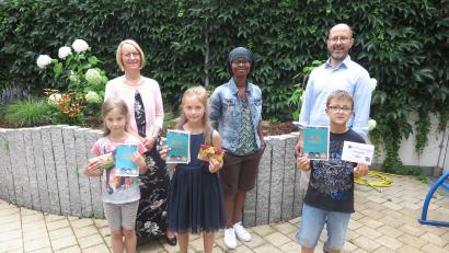 Bild: jzk
Rektorin Christine Wiesend, stellvertretende Elternbeiratsvorsitzende Donna Walker (Grundschule) und Elternbeiratsvorsitzender Thomas Völkl, (hinten von links) gratulierten Theresa Beck, Lina Dietzel und Paul Schrembs (vorne von links). Rektorin Christine Wiesend, stellvertretende Elternbeiratsvorsitzende Donna Walker (Grundschule) und Elternbeiratsvorsitzender Thomas Völkl, Elternbeiratsvorsitzender (hinten von links) gratulierten Theresa Beck, Lina Dietzel und Paul Schrembs (vorne von links).