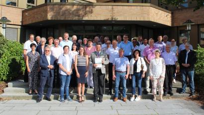 Bild: Manuel Lischka, Landratsamt Schwandorf/exb
Landrat Thomas Ebeling (Mitte), die anwesenden Mitglieder, die LAG-Managerin Stephanie Wischert und der Leader-Koordinator Hans-Michael Pilz zeigt das Bild nach ihrer Sitzung am Landratsamt.
