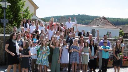 Bild: mma
Die Wutschdorfer Firmlinge mit Bischof Rudolf Voderholzer (hinten, Mitte) und Paten.