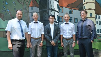 Bild: dob
Die Gerth-Zwillinge aus Waldthurn und Daniel Vollath aus Floß schafften alle den Mittelschulabschluss im Sonderpädagogischen Förderzentrum. Darauf war nicht nur Förderschulstudienrat Robert Meggenrieder (rechts) stolz, sondern auch Schulleiter Michael Raab (links).