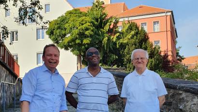 Bild: mas
Stadtpfarrer Josef Häring (rechts) und Kirchenpfleger Michael Kippes begrüßen den neuen Pfarrvikar Dr. Chinedu Paul Ezenwa.