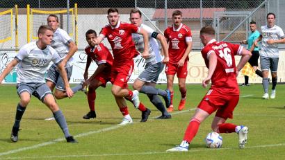 Bild: Picasa
Die Weidener (helle Trikots) waren in Donaustauf meist in der Defensive. Vierter von links ist der Donaustaufer Lukas Dotzler, der aus Freudenberg stammt und vorher für die DJK Ammerthal spielte.