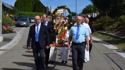 Bild: bnr
Die Mitglieder der Marianischen Männerkongregation trugen trugen die Statue der Gottesmutter durch den geschmückten Ort.