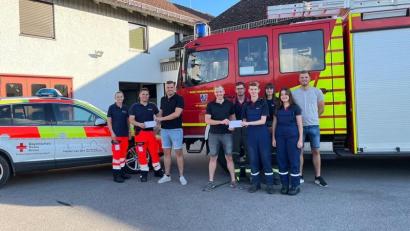 Bild: Schneider/exb 
Die Helfer vor Ort sowie die Jugendfeuerwehr Oberköblitz freuen sich über eine Spende in Höhe von jeweils 250 Euro, übergeben von Mathias Lang, Manuel Jungwirth und Matthias Schreyer von den Bergstraßenfreunden.