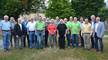 Bild: jr
Eine ganze Reihe von Mitgliedern ehrte die Siedlergemeinschaft Konnersreuth bei ihrer 50-Jahr-Feier. Im Bild die Geehrten mit (von rechts) Bürgermeister Max Bindl und dem Stellvertretenden Bezirksvorsitzenden Arthur Weber sowie dem Kreisvorsitzenden Otmar Zeitler (Zweiter von links) und dem Ortsvorsitzenden Andreas Malzer (Siebter von links).