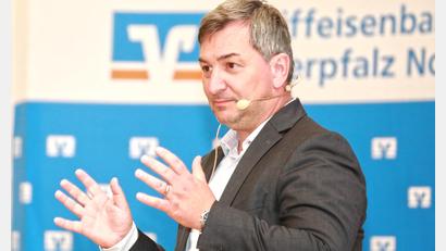 Bild: njn
Über nachhaltige Geldanlagen und die derzeitige Wirtschaftslage sprach Markus Gürne in der Stadthalle.