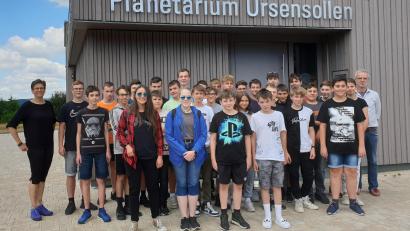 Bild: jzk
Die beiden Physiklehrer Susanne Heining (links) und Ralf Bäuml (rechts) hatten die Schülerinnen und Schüler gut auf den Besuch des Planetariums in Ursensollen vorbereitet.