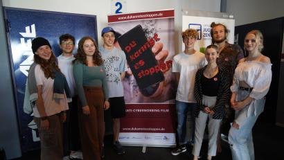 Bild: kaz
Die Schauspieler von "Du kannst es stoppen": Mia Kreil, Mattis Moll, Sophie Zankl, Fabian Artmann, Janosch Mühle, Annalena Egerer, Felix Thoms, Rosalie Amann (von links).