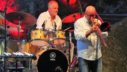 Bild: stg
Drummer Wolfgang Haffner und Posaunist Nils Landgren brachten jede Menge Funk-Jazz auf die Luisenburg.